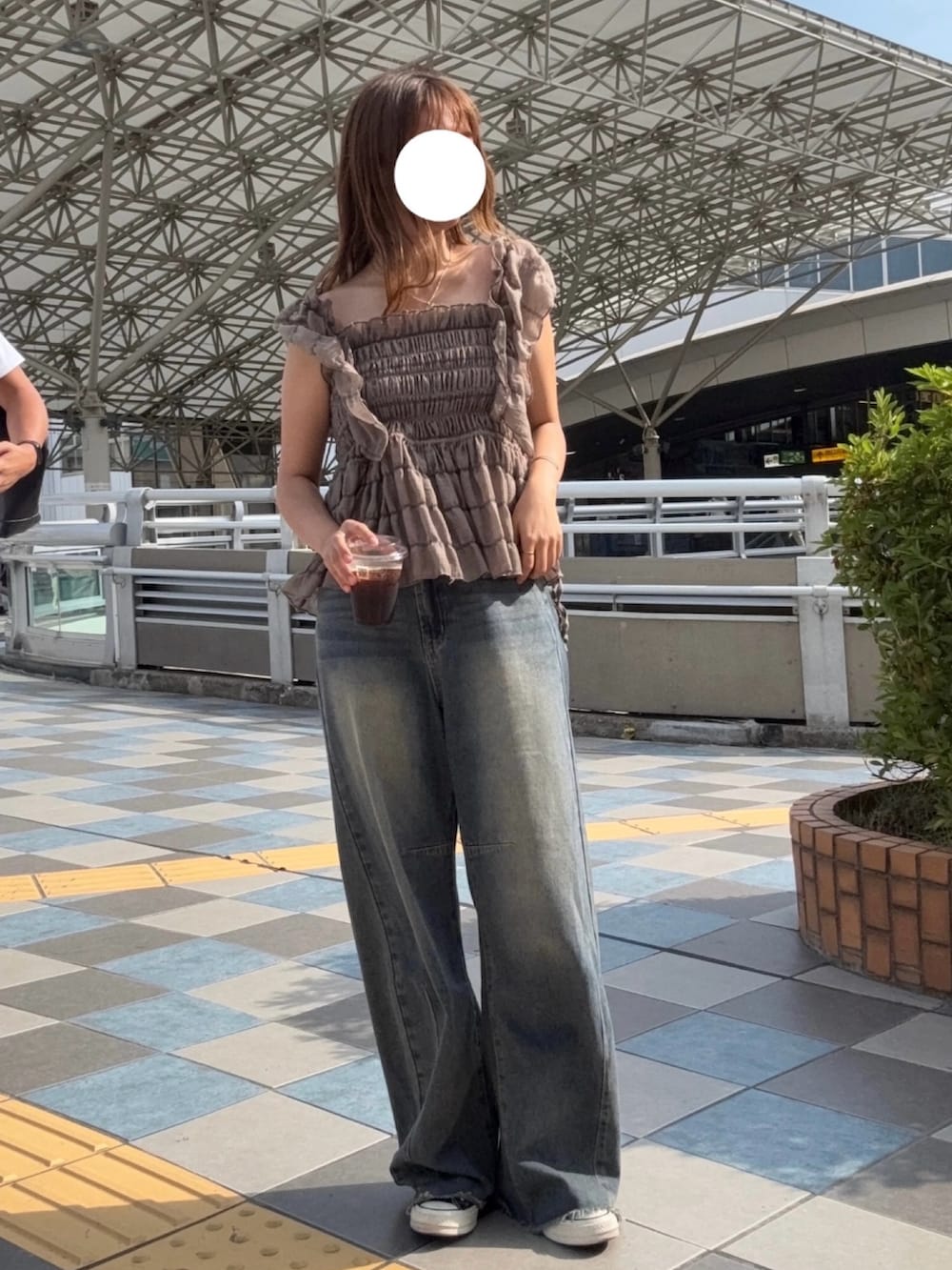 ベージュ系のシャツ/ブラウスを着用したレディースの夏コーディネートの2枚目の写真