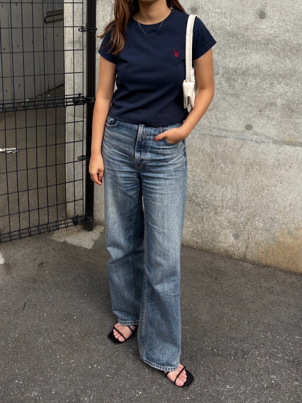 ブルー系のTシャツ/カットソーを着用したレディースの春コーディネートの3枚目の写真