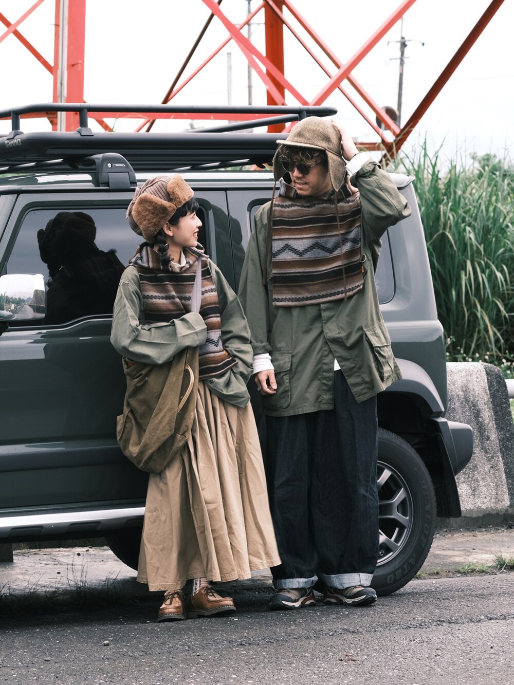 ブラック系のデニムパンツ、ブラウン系のスニーカー、ブラウン系のブーツを着用したメンズの秋コーディネートの2枚目の写真