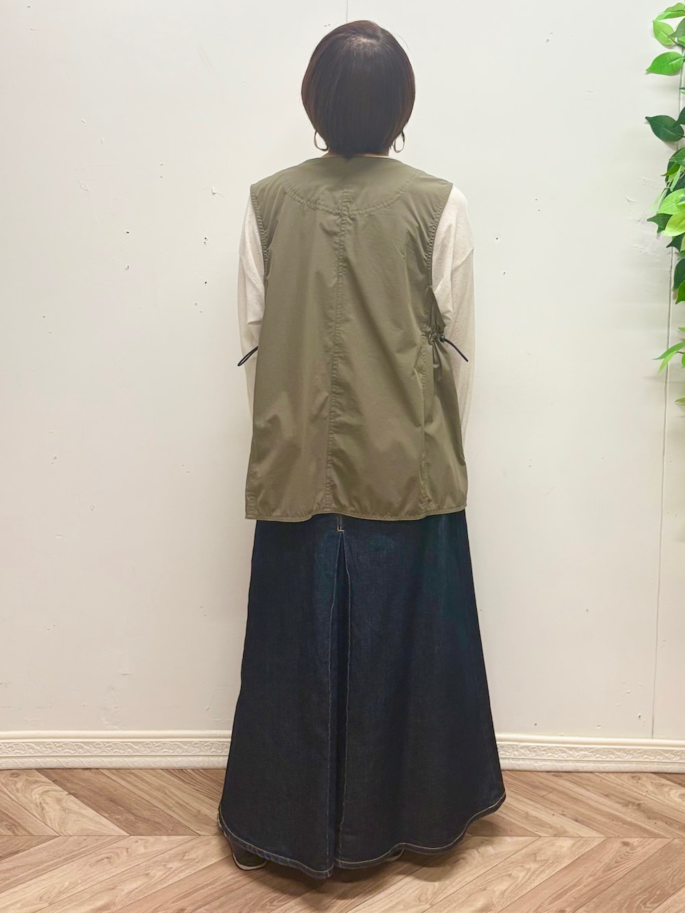 ホワイト系のTシャツ/カットソー、ブルー系のスカート、ブラウン系のシャツ/ブラウスを着用したレディースの秋コーディネートの3枚目の写真