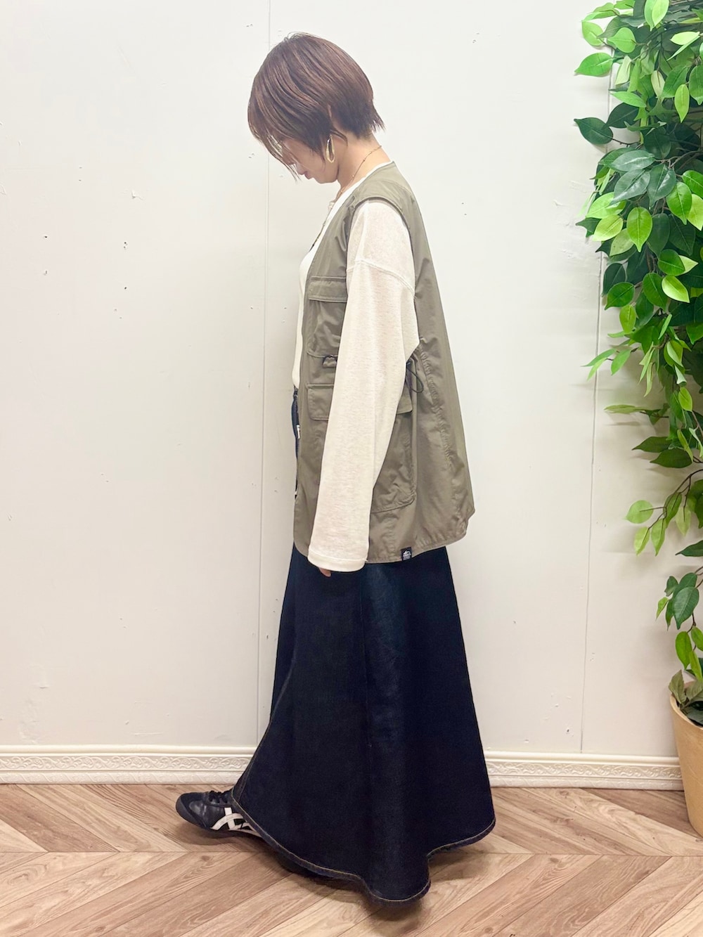 ホワイト系のTシャツ/カットソー、ブルー系のスカート、ブラウン系のシャツ/ブラウスを着用したレディースの秋コーディネートの2枚目の写真