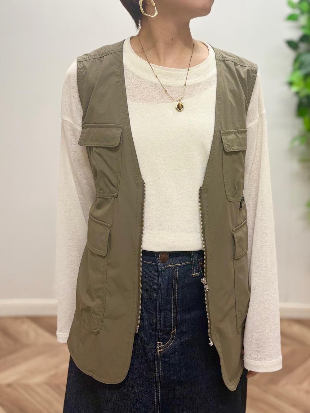 ホワイト系のTシャツ/カットソー、ブルー系のスカート、ブラウン系のシャツ/ブラウスを着用したレディースの秋コーディネートの4枚目の写真