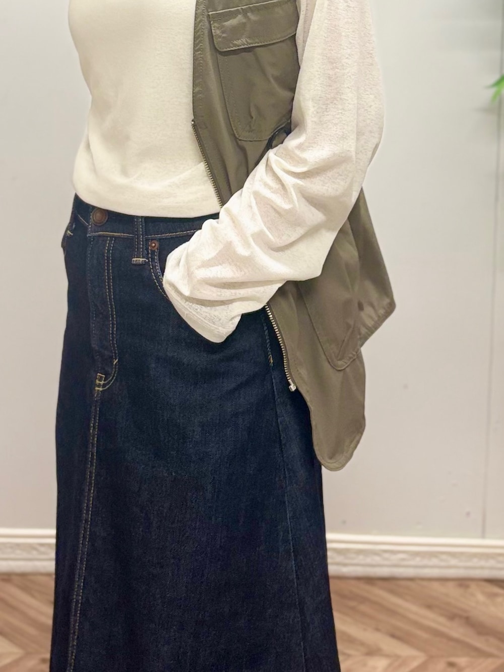 ホワイト系のTシャツ/カットソー、ブルー系のスカート、ブラウン系のシャツ/ブラウスを着用したレディースの秋コーディネートの6枚目の写真