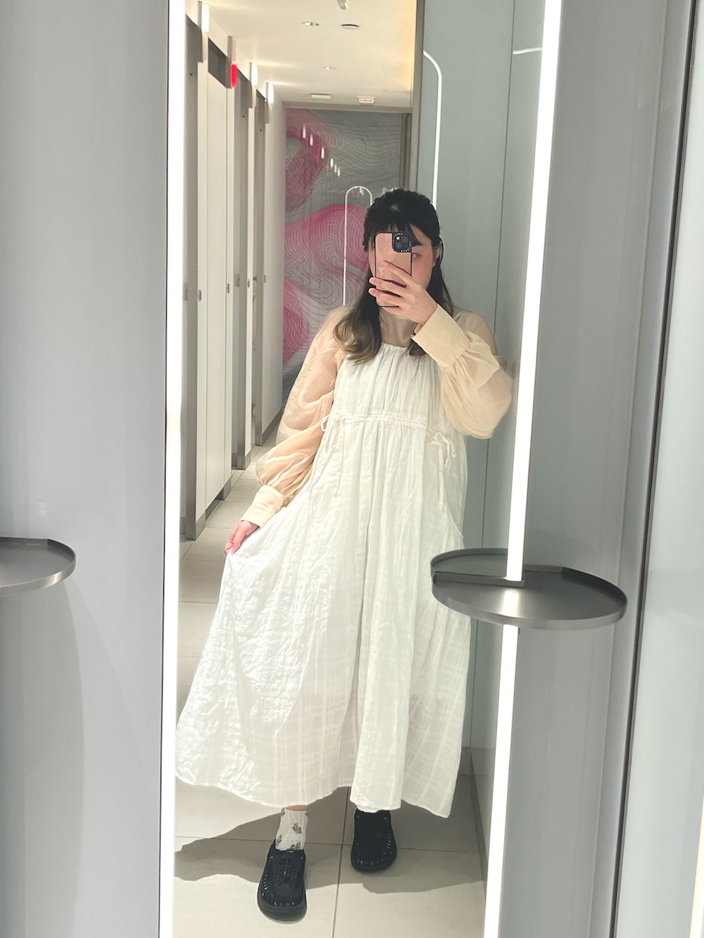「秋先取りコーデ、大人カジュアル、おしゃれさんと繋がりたい、秋服コーデ」｜「Wclosetのアイテム（ジャンパースカート、ホワイト系）」を使った、Sze Nokさん（レディース・159cm）の夏コーディネートの2枚目の写真