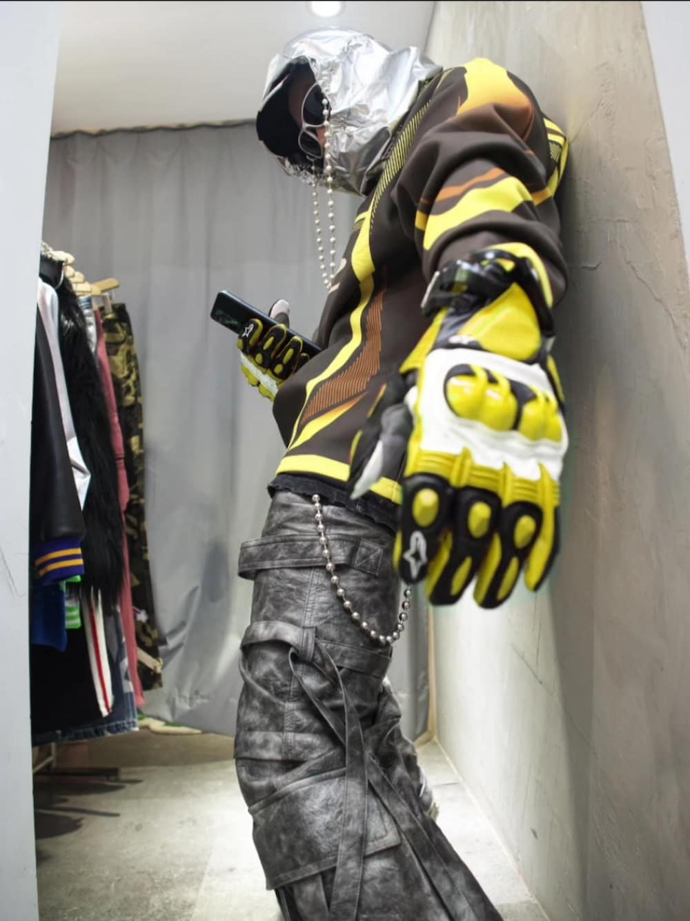 ベージュ系のスニーカーを着用したメンズの春コーディネートの3枚目の写真