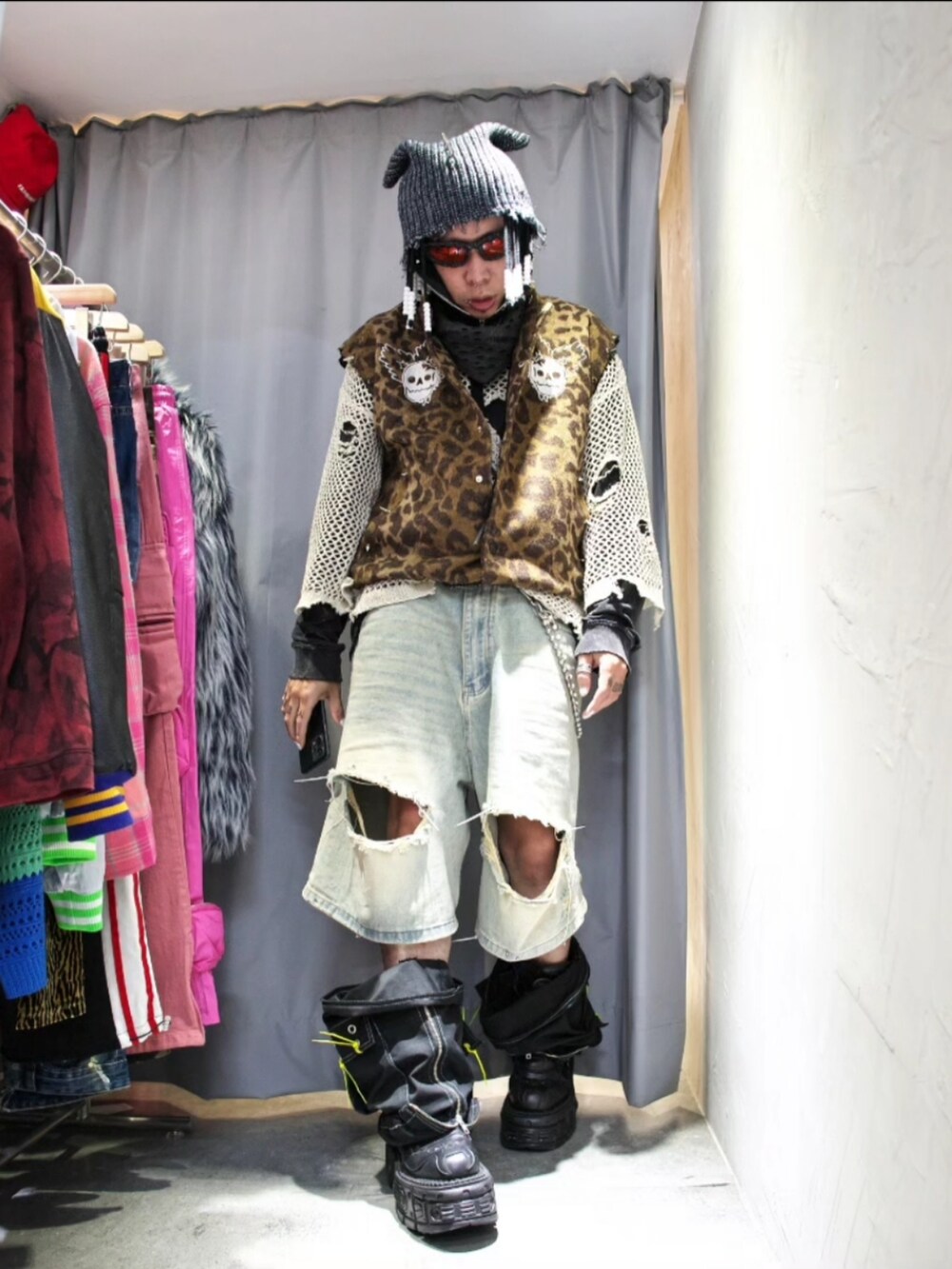 ブラック系のブーツを着用したメンズの春コーディネートの2枚目の写真