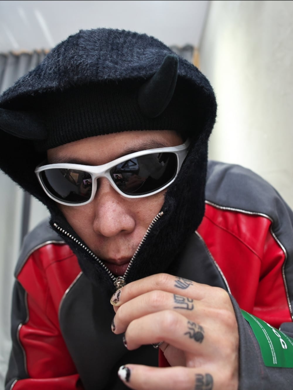 ブラック系のシューズを着用したメンズの冬コーディネートの2枚目の写真