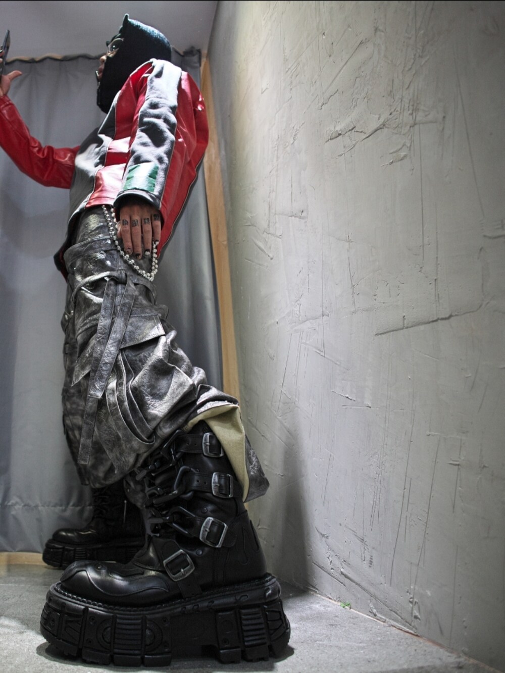 ブラック系のシューズを着用したメンズの冬コーディネートの3枚目の写真