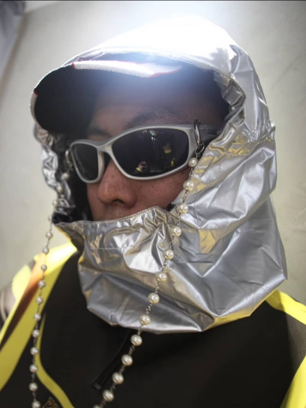 ベージュ系のスニーカーを着用したメンズの春コーディネートの4枚目の写真