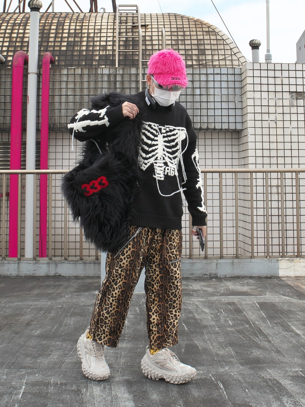 ベージュ系のチノパンツ、ベージュ系のスニーカーを着用したメンズの冬コーディネートの2枚目の写真