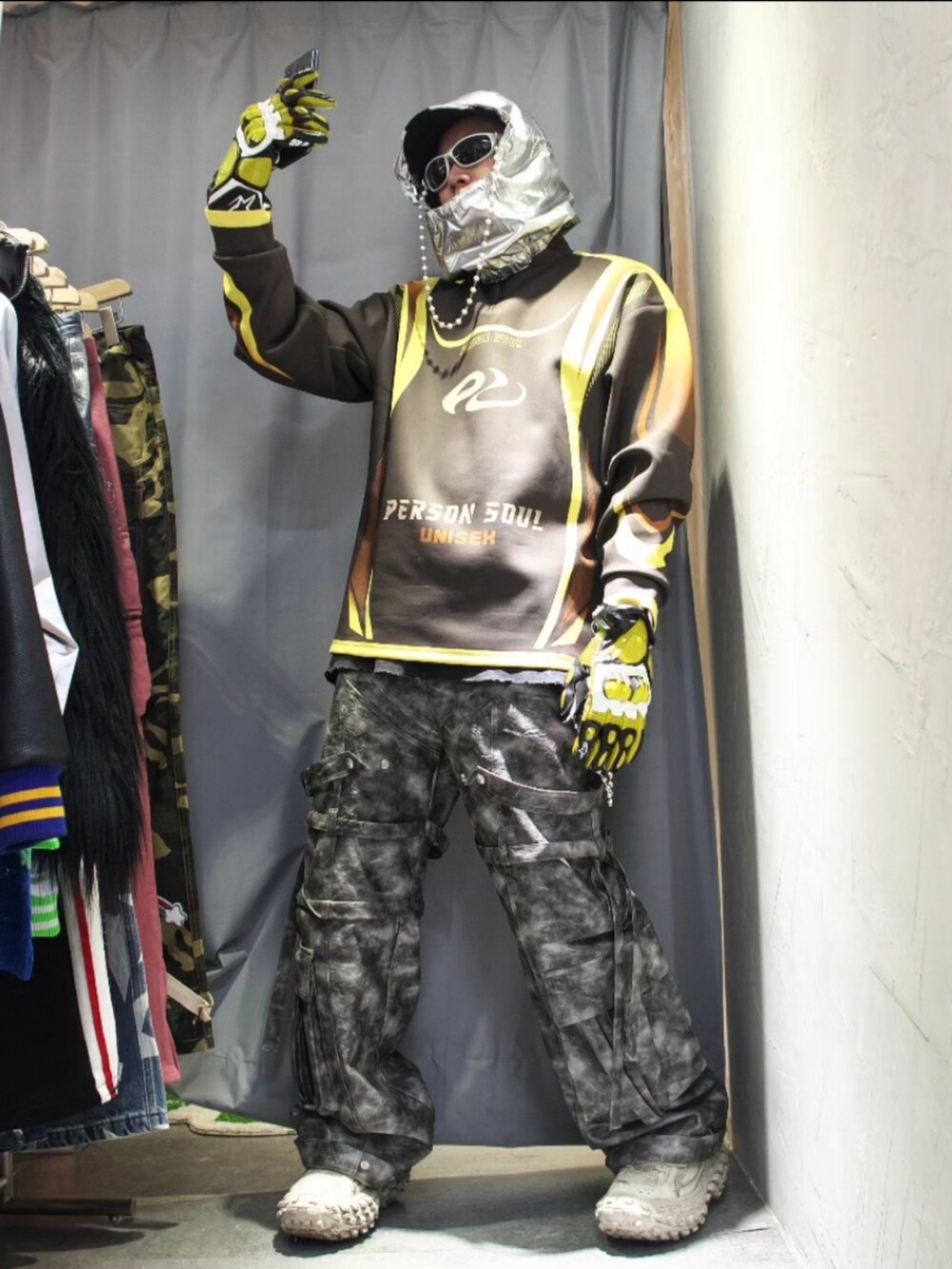 ベージュ系のスニーカーを着用したメンズの春コーディネートの5枚目の写真