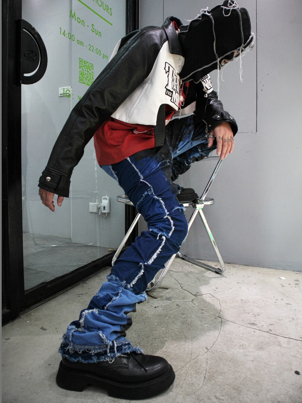 ブルー系のデニムパンツを着用したメンズの秋コーディネートの4枚目の写真