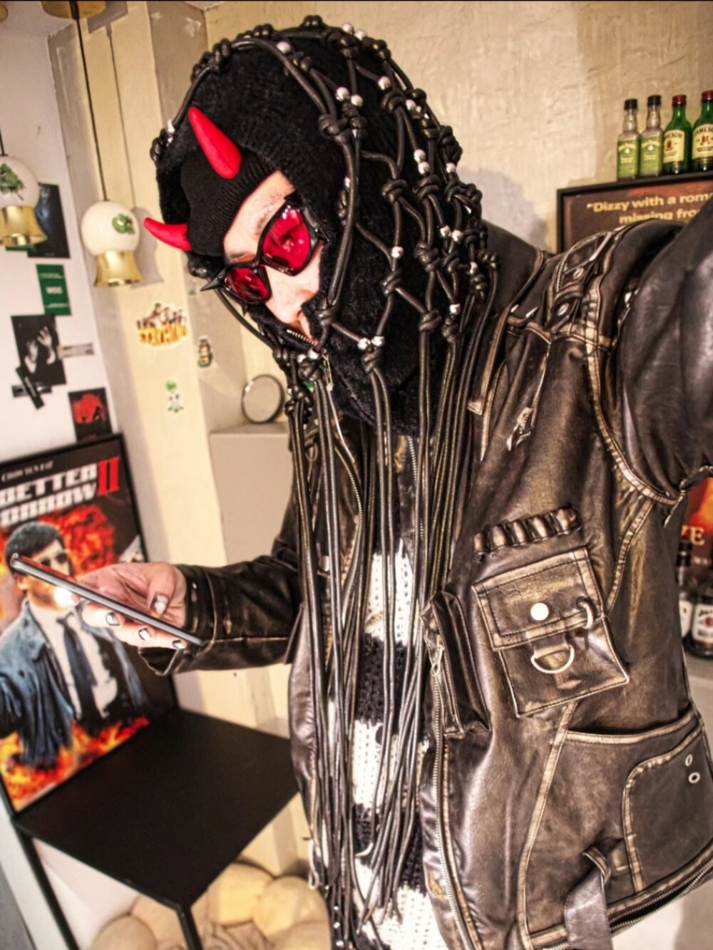 ブラック系のブーツを着用したメンズの冬コーディネートの2枚目の写真