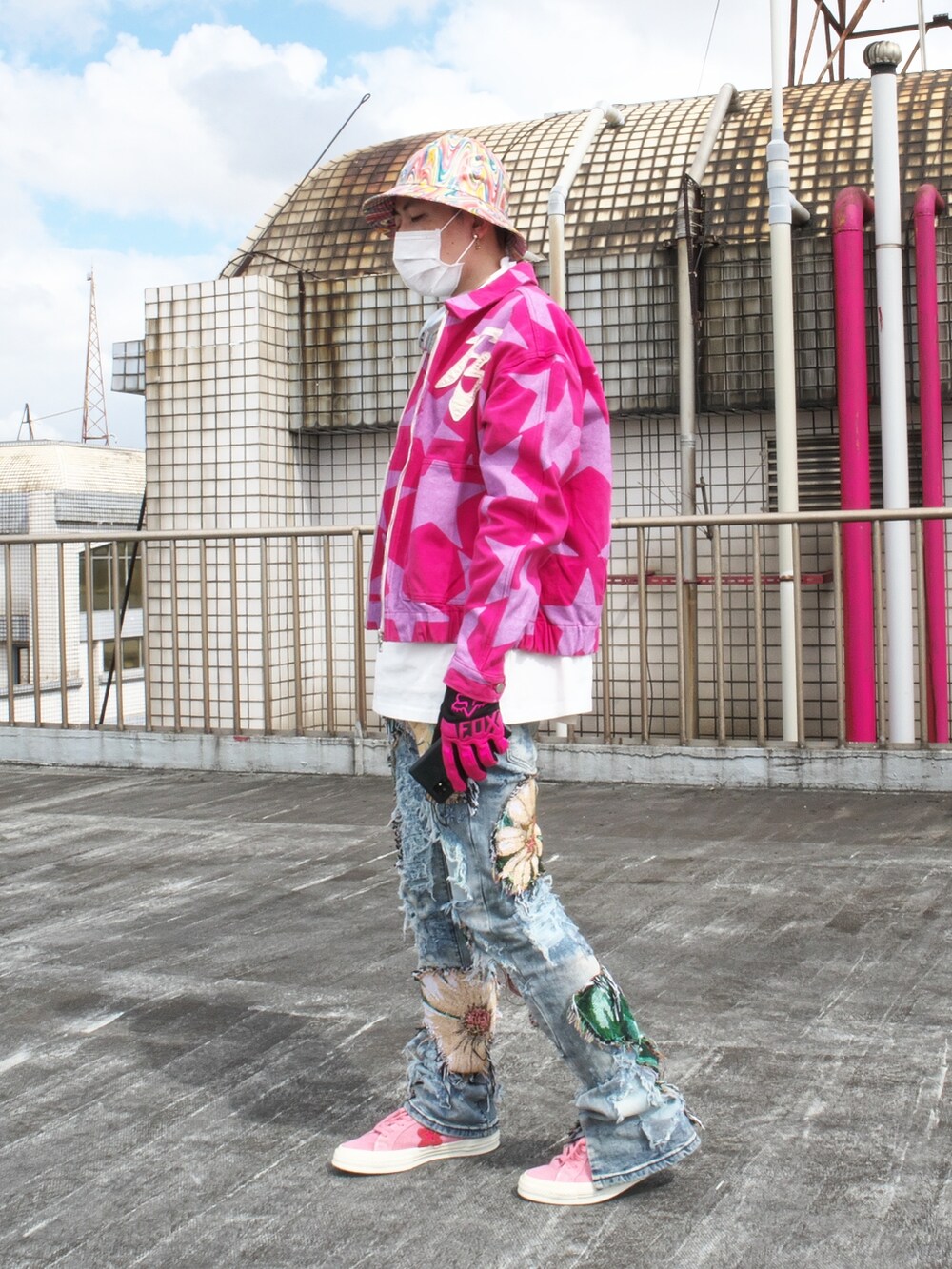 ピンク系のスニーカー、その他のキャップを着用したメンズの秋コーディネートの2枚目の写真