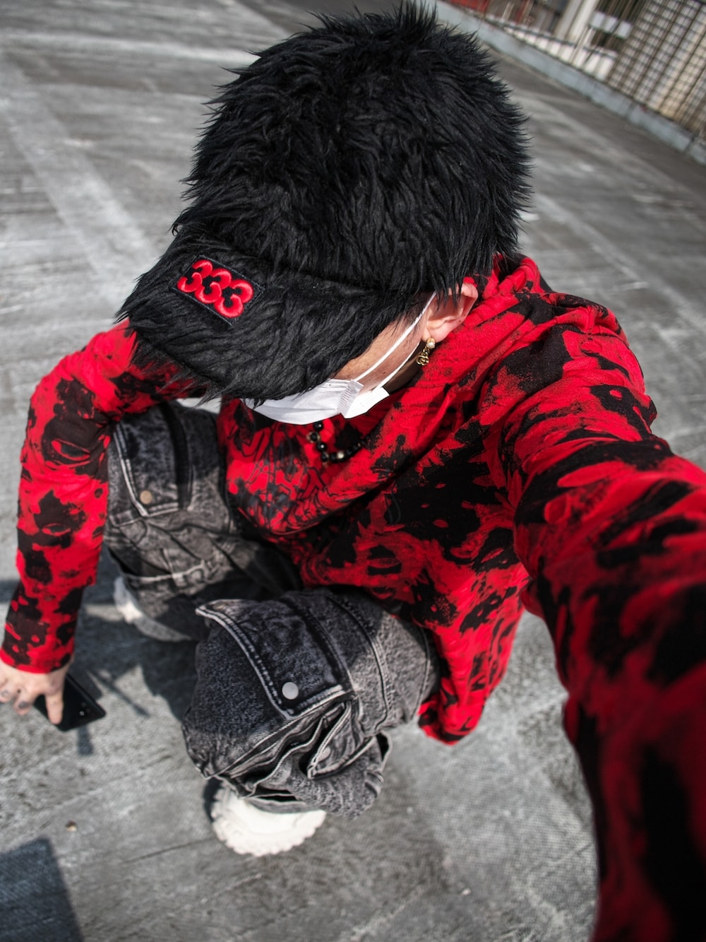 ベージュ系のスニーカーを着用したメンズの春コーディネートの4枚目の写真