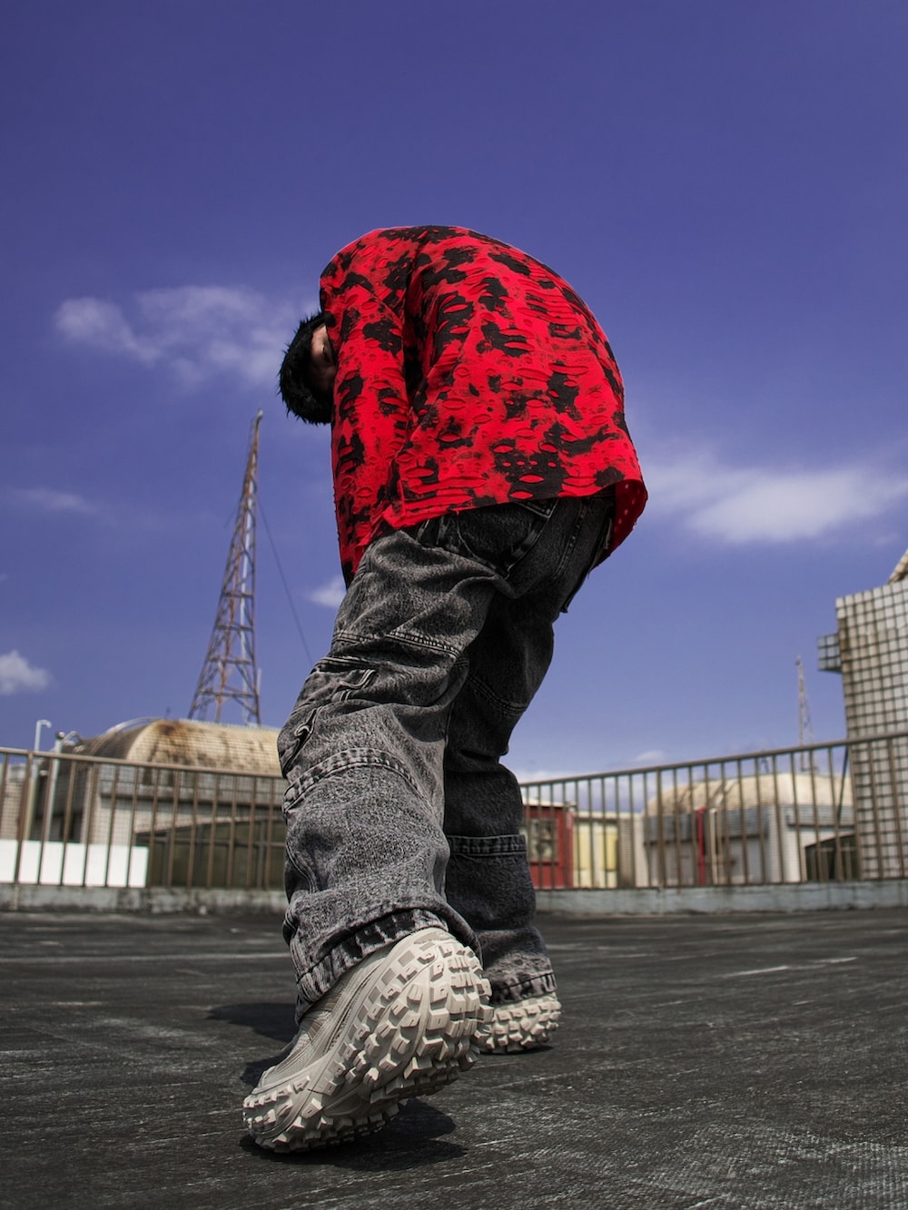 ベージュ系のスニーカーを着用したメンズの春コーディネートの3枚目の写真