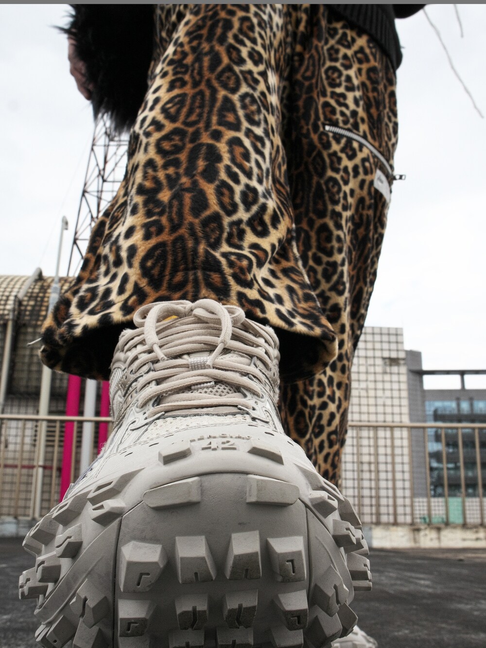 ベージュ系のチノパンツ、ベージュ系のスニーカーを着用したメンズの冬コーディネートの5枚目の写真