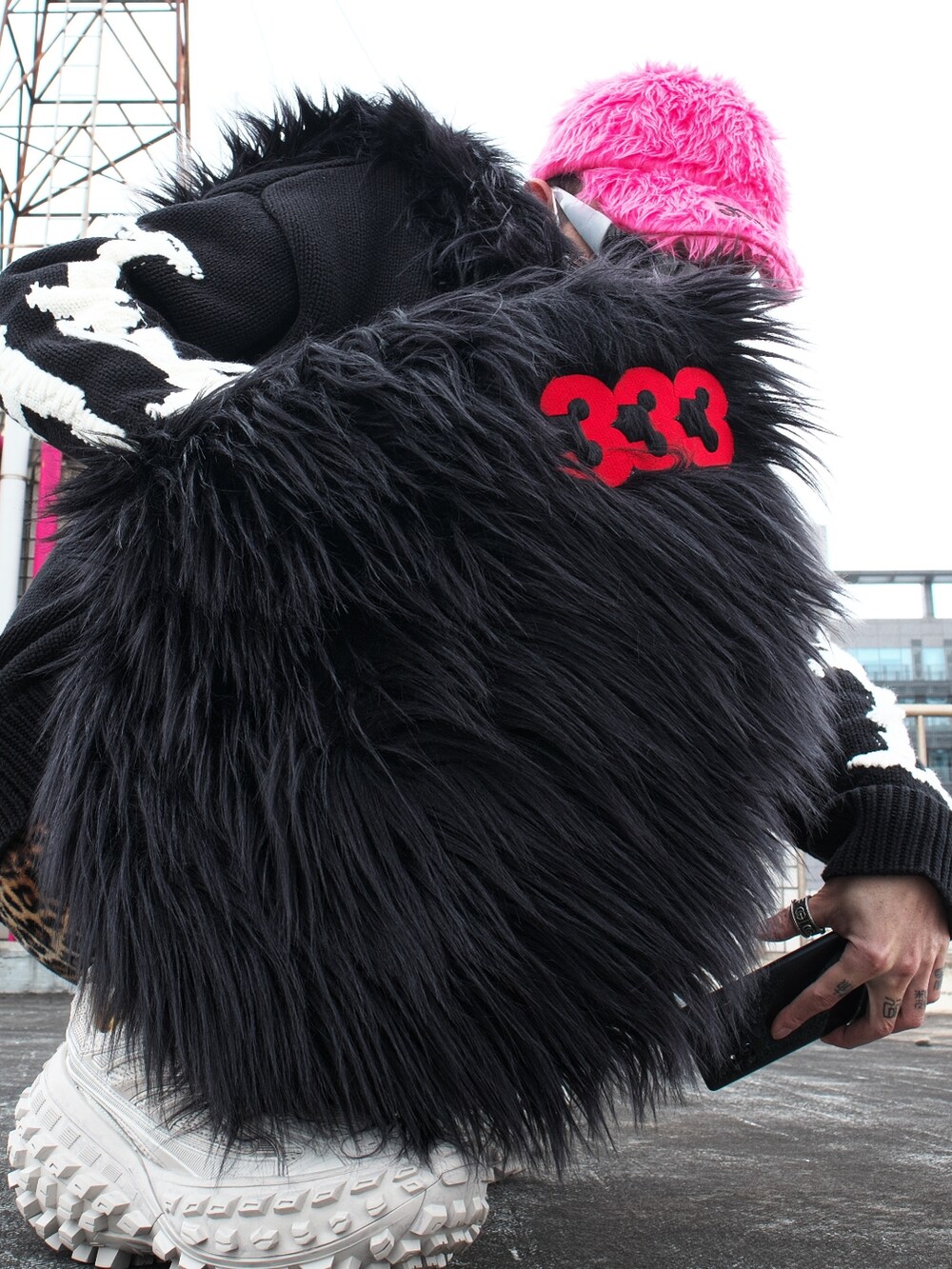 ベージュ系のチノパンツ、ベージュ系のスニーカーを着用したメンズの冬コーディネートの3枚目の写真