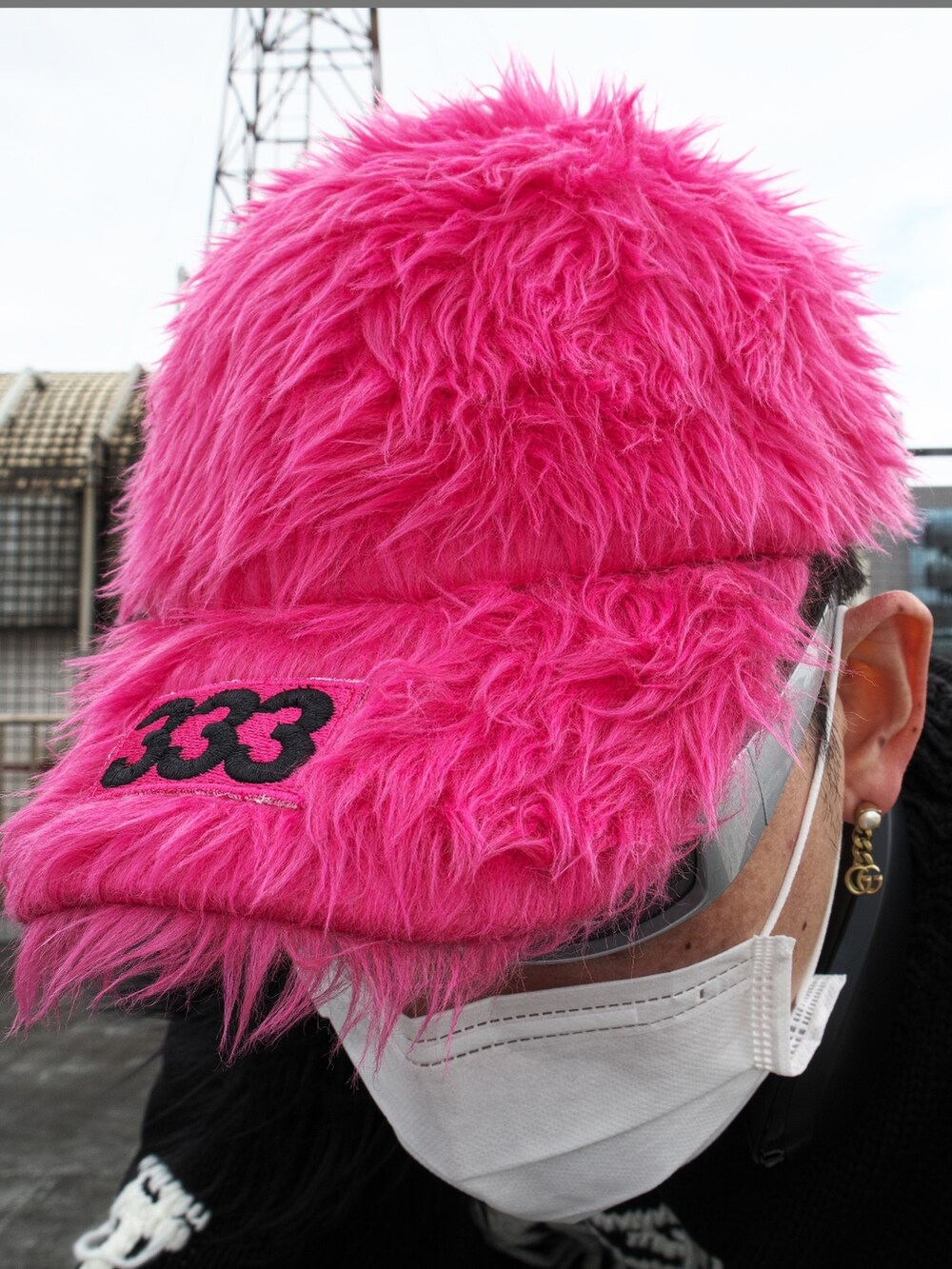 ベージュ系のチノパンツ、ベージュ系のスニーカーを着用したメンズの冬コーディネートの4枚目の写真