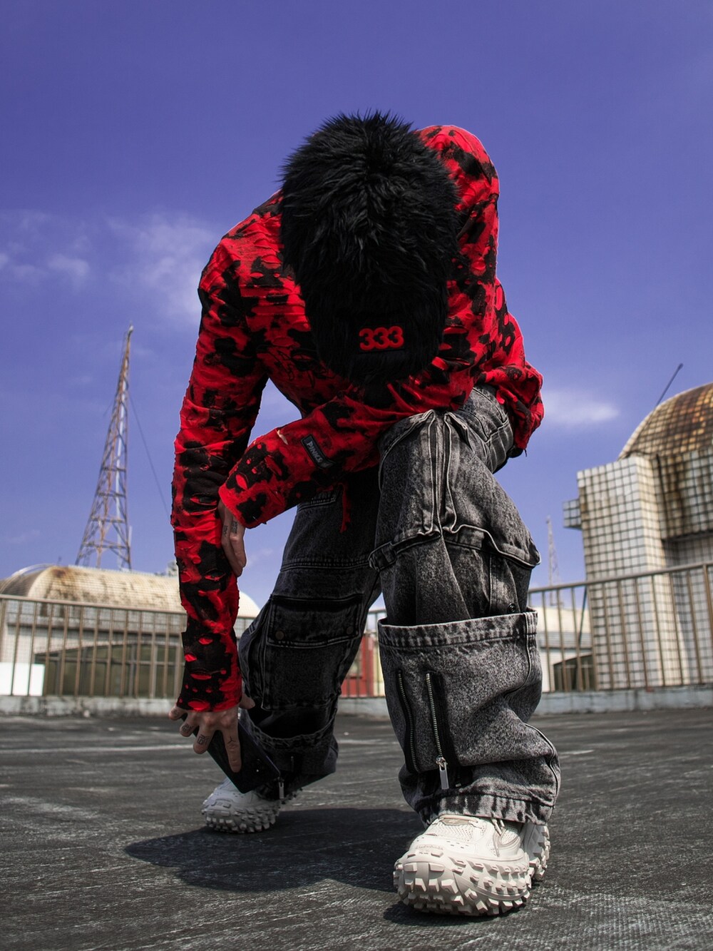 ベージュ系のスニーカーを着用したメンズの春コーディネートの2枚目の写真