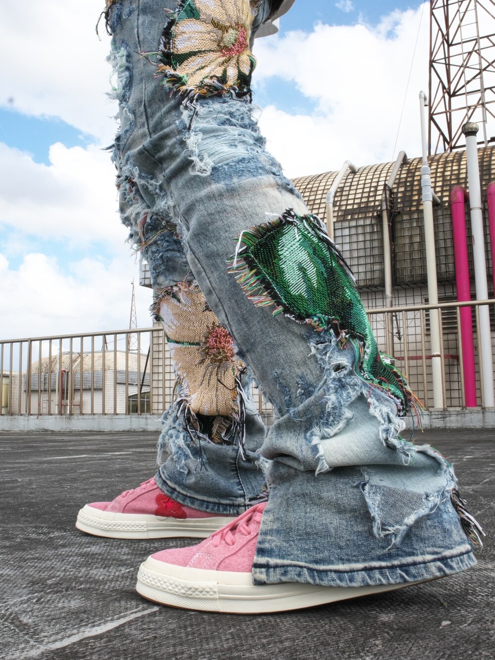 ピンク系のスニーカー、その他のキャップを着用したメンズの秋コーディネートの4枚目の写真