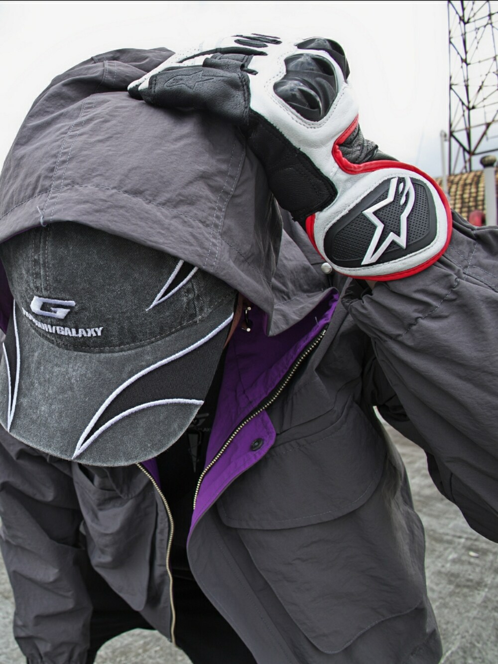 ブラック系のスニーカーを着用したメンズの夏コーディネートの4枚目の写真