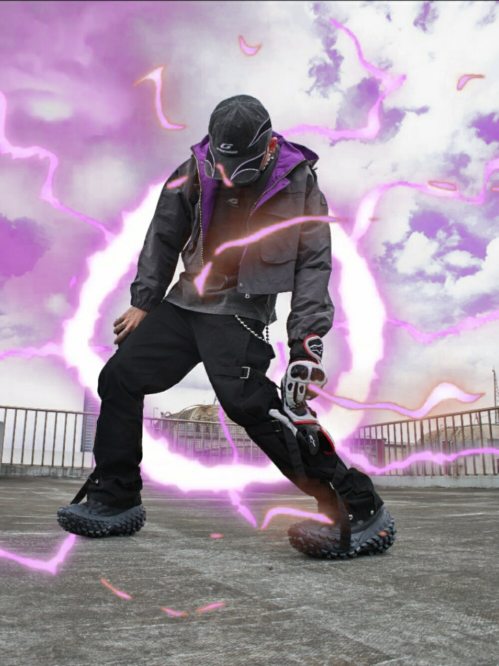 ブラック系のスニーカーを着用したメンズの夏コーディネートの2枚目の写真