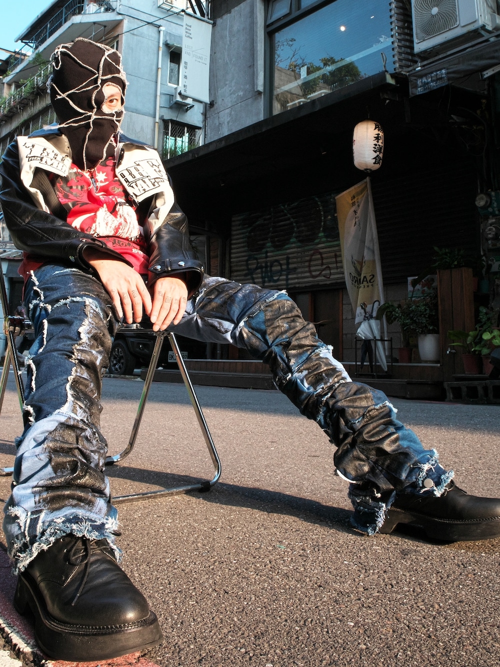 ブルー系のデニムパンツを着用したメンズの秋コーディネートの5枚目の写真