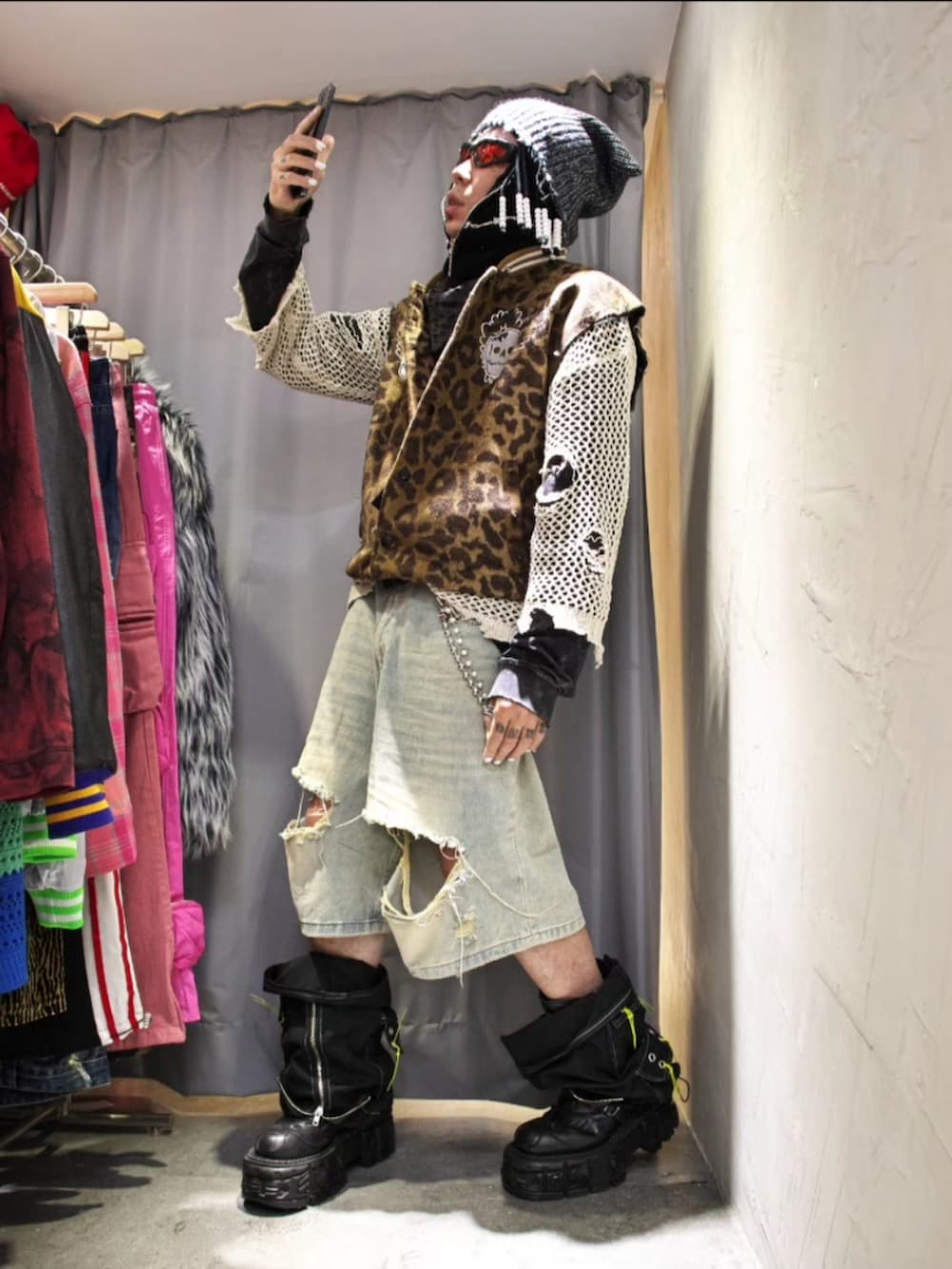 ブラック系のブーツを着用したメンズの春コーディネートの4枚目の写真