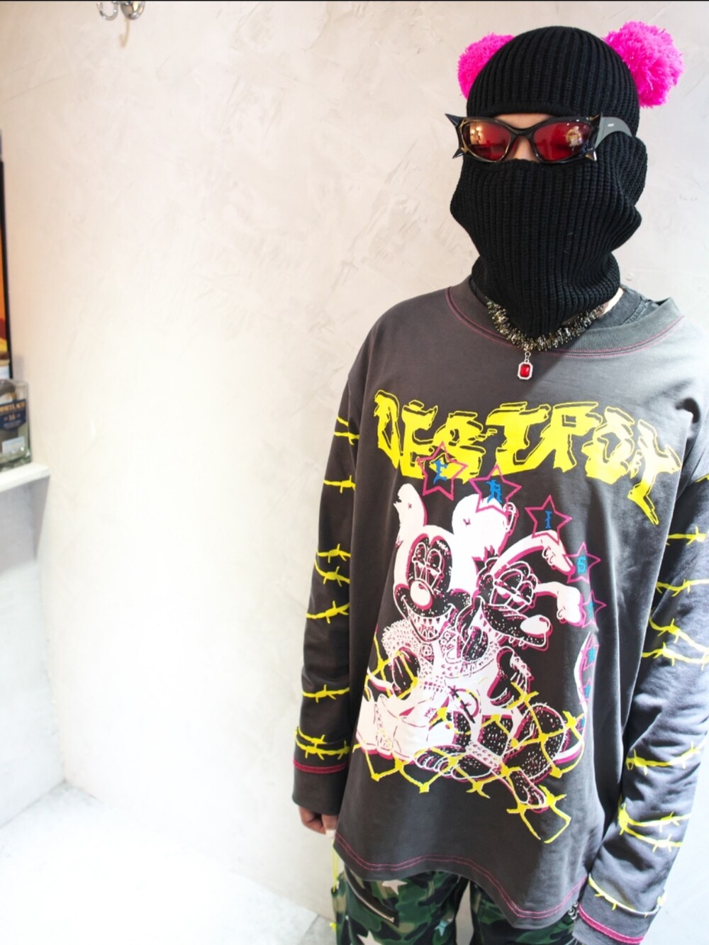 ベージュ系のスニーカーを着用したメンズの冬コーディネートの5枚目の写真