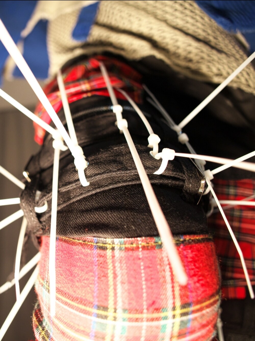 ブラック系のその他シューズ、ブラック系のニットキャップ/ビーニーを着用したメンズの冬コーディネートの5枚目の写真