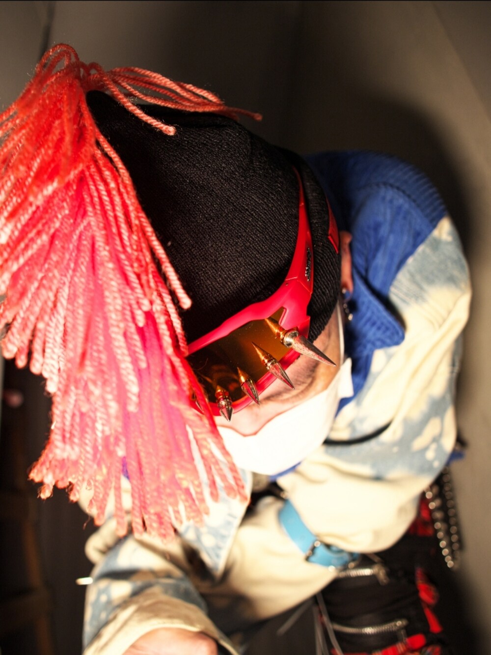 ブラック系のその他シューズ、ブラック系のニットキャップ/ビーニーを着用したメンズの冬コーディネートの4枚目の写真