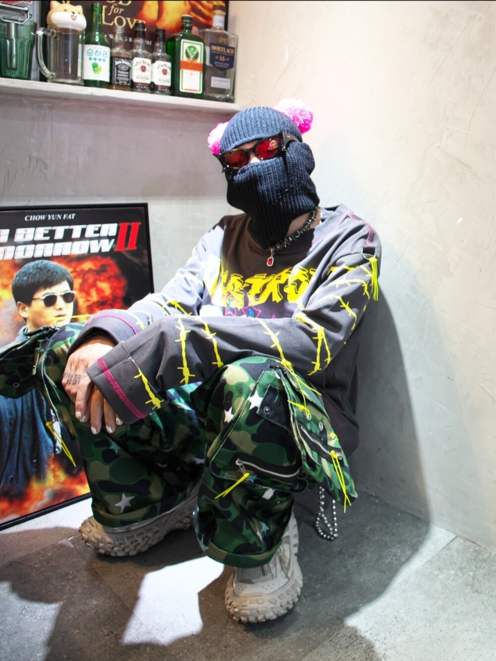 ベージュ系のスニーカーを着用したメンズの冬コーディネートの3枚目の写真