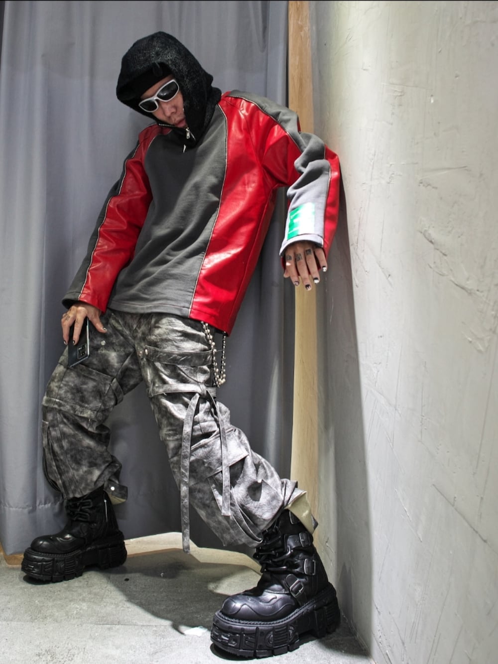 ブラック系のシューズを着用したメンズの冬コーディネートの5枚目の写真