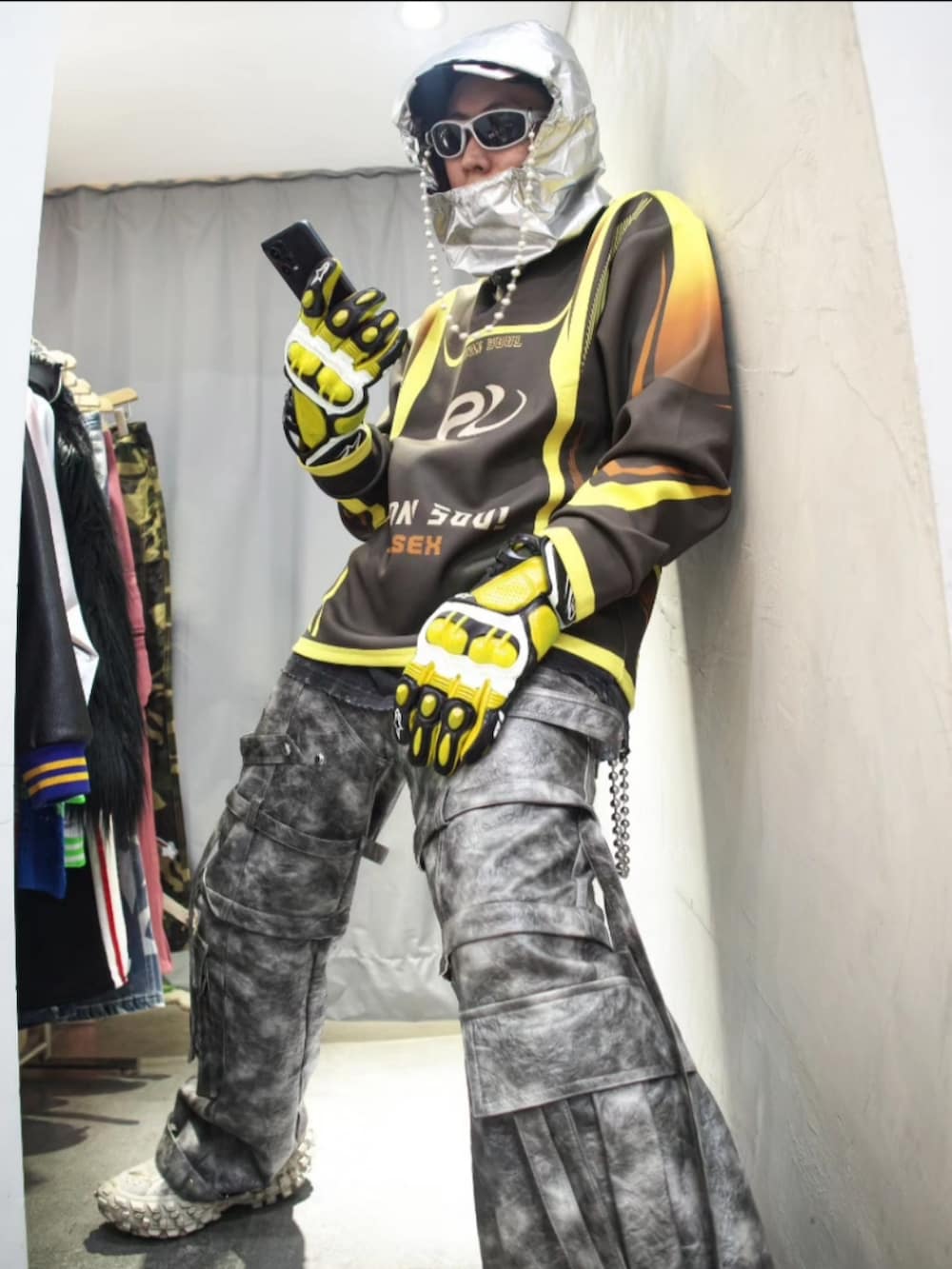 ベージュ系のスニーカーを着用したメンズの春コーディネートの2枚目の写真