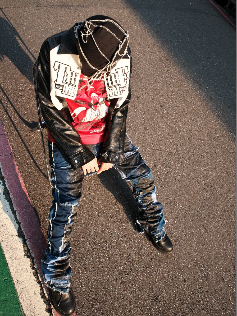 ブルー系のデニムパンツを着用したメンズの秋コーディネートの3枚目の写真