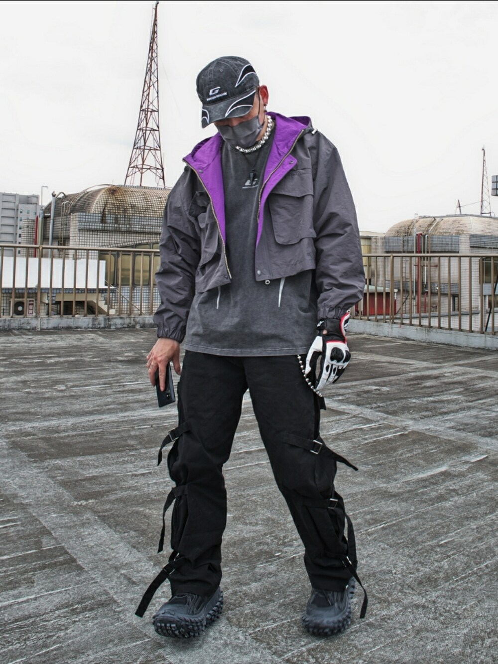 ブラック系のスニーカーを着用したメンズの夏コーディネートの5枚目の写真