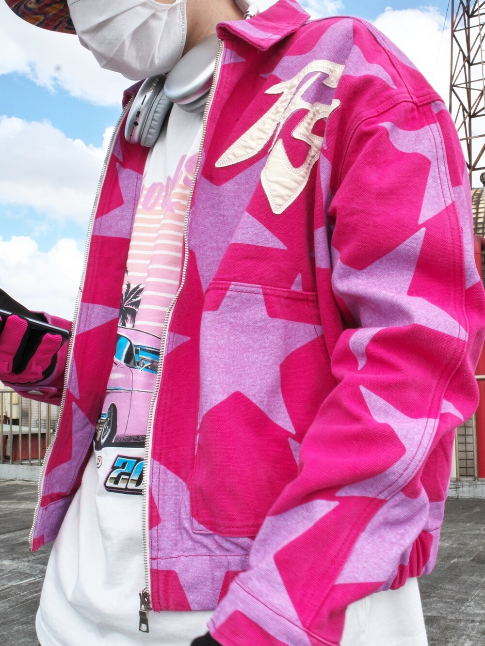 ピンク系のスニーカー、その他のキャップを着用したメンズの秋コーディネートの5枚目の写真