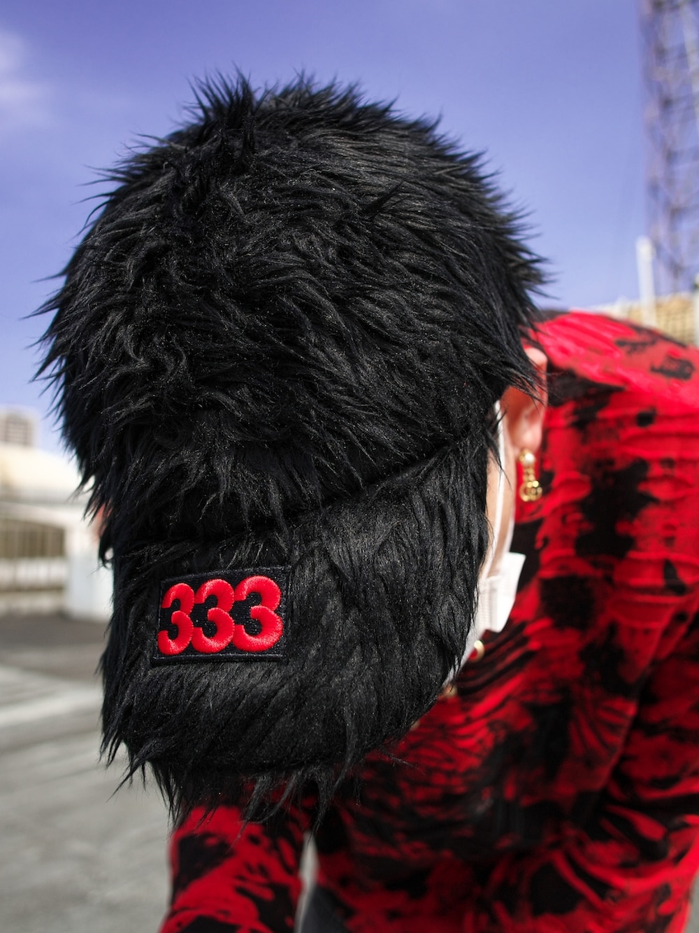 ベージュ系のスニーカーを着用したメンズの春コーディネートの5枚目の写真