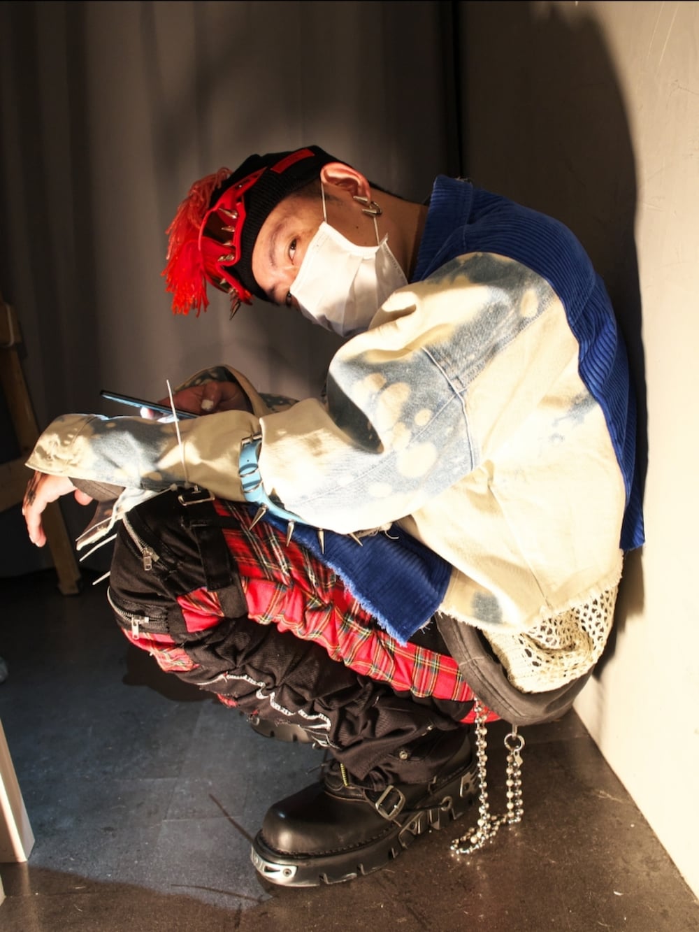 ブラック系のその他シューズ、ブラック系のニットキャップ/ビーニーを着用したメンズの冬コーディネートの3枚目の写真