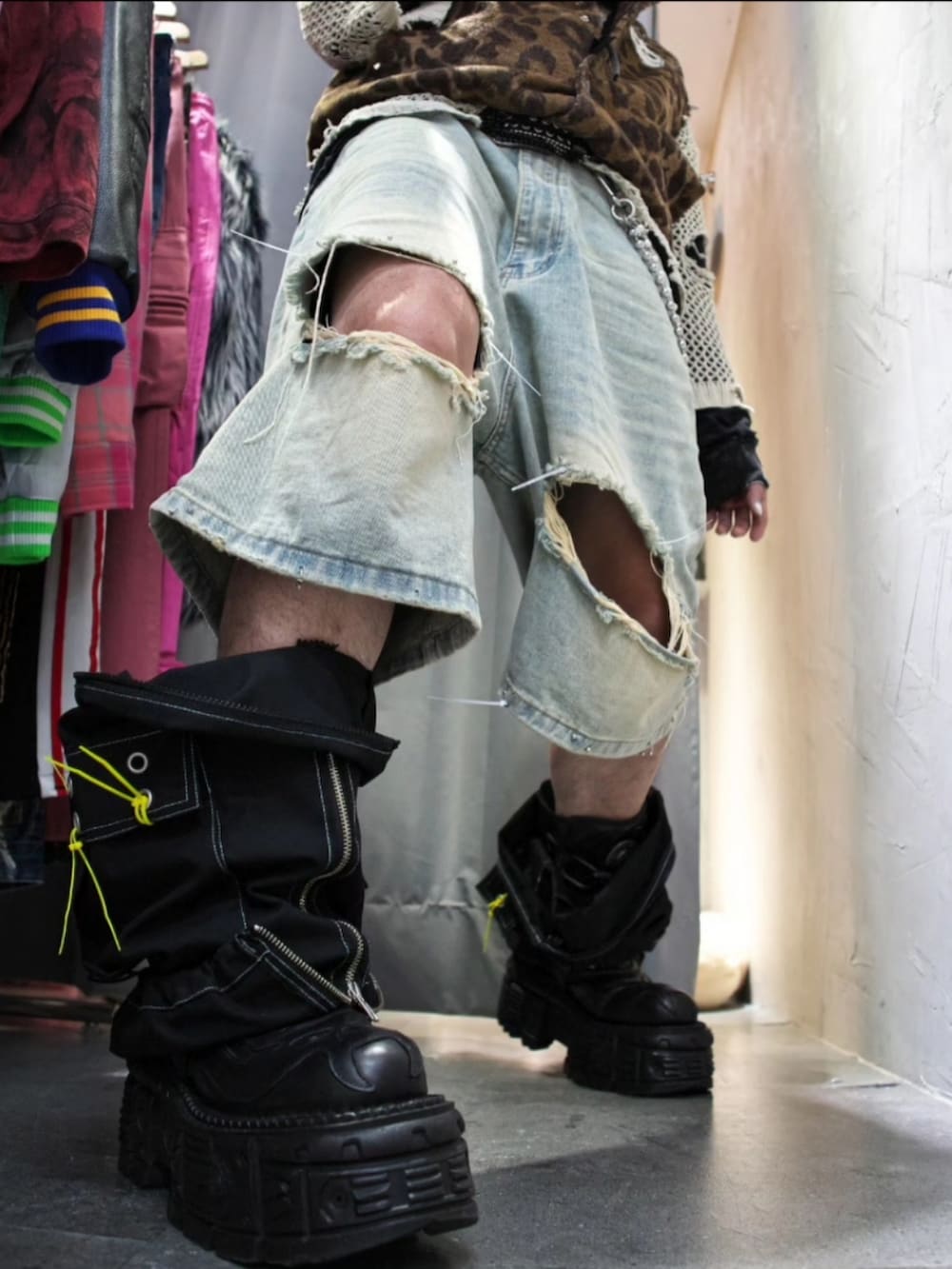 ブラック系のブーツを着用したメンズの春コーディネートの5枚目の写真