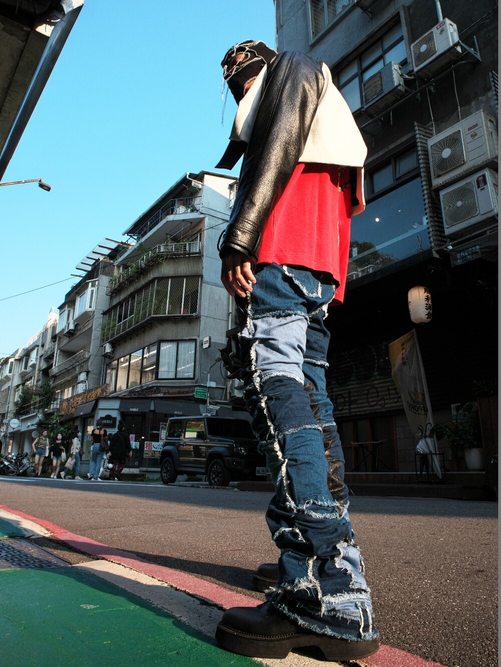 ブルー系のデニムパンツを着用したメンズの秋コーディネートの2枚目の写真