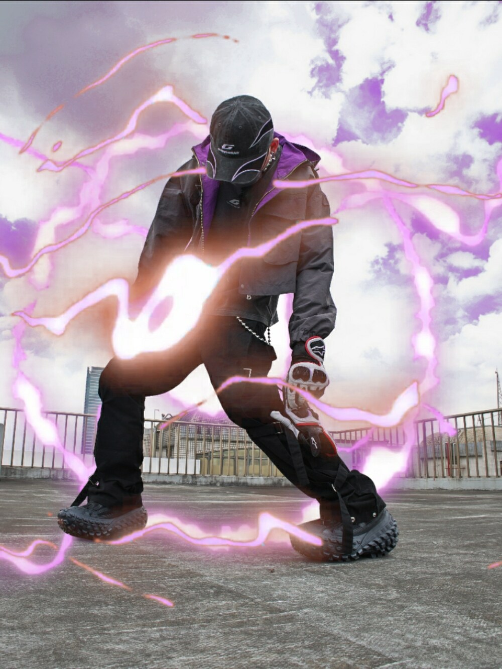 ブラック系のスニーカーを着用したメンズの夏コーディネートの3枚目の写真