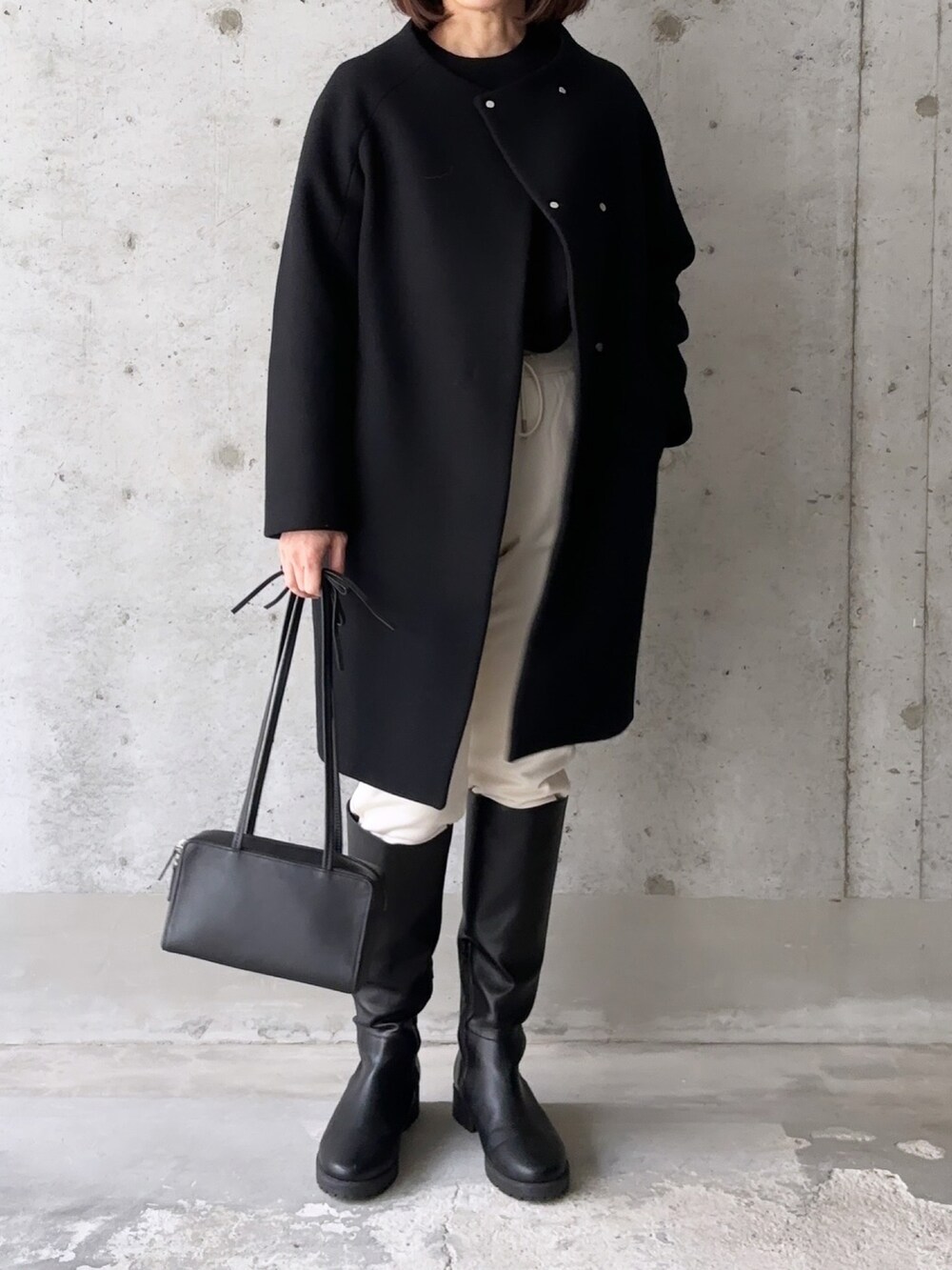 「スウェット、スウェットパンツ、ブーツ、ノーカラーコート、冬コーデ、UNIQLO、ユニクロ、休日スタイル、お出かけコーデ、カジュアルコーデ」｜「mysticのボリュームロングブーツ（ブーツ、ブラック系）」を使った、ikmさん（レディース・158cm）の冬コーディネートの3枚目の写真