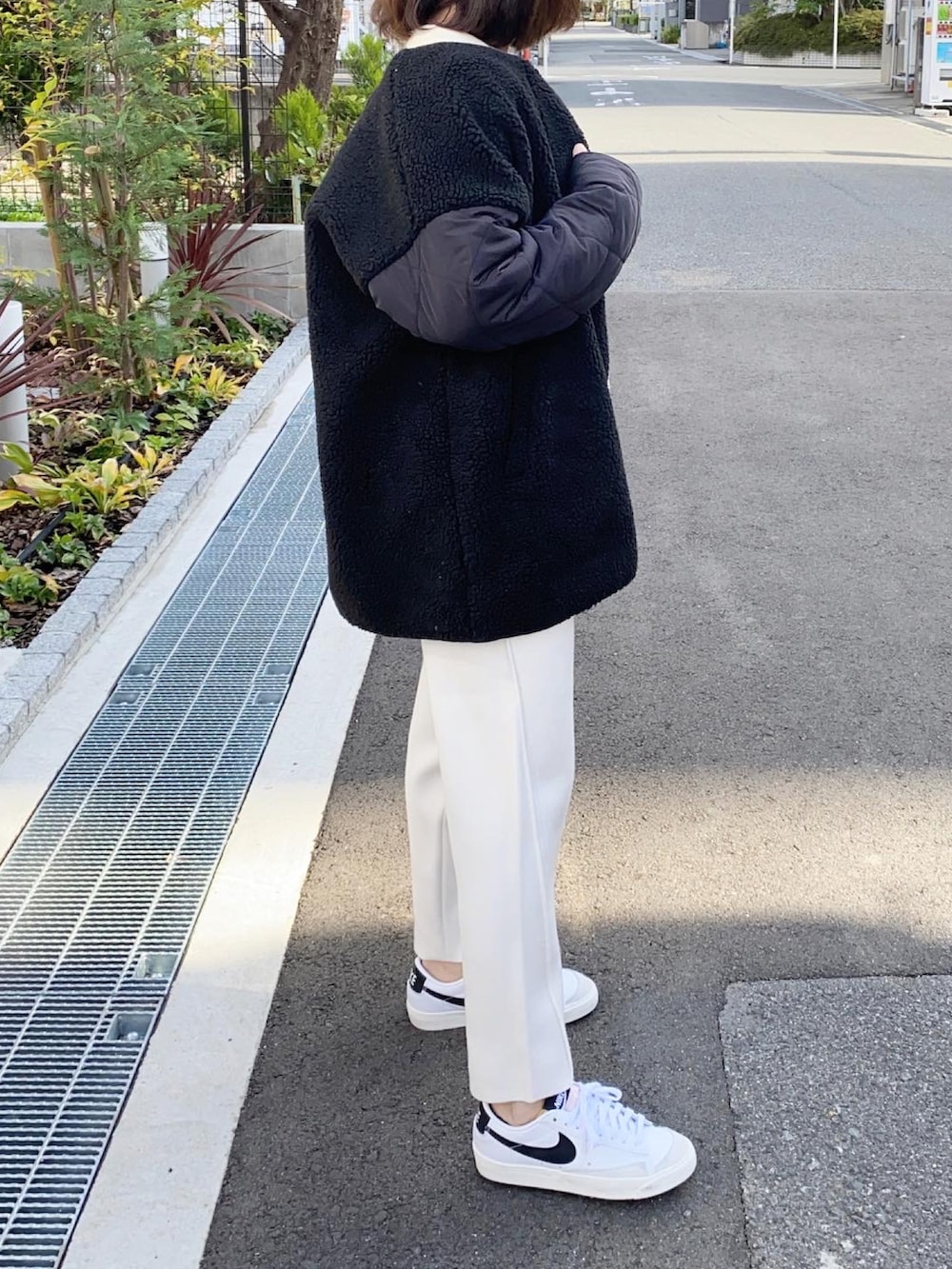 「ボア、キルティング、ニットパンツ、モノトーン、NIKE、スニーカー、カジュアル、シンプル、プチプラ、ホワイト、オトナカジュアル、着回しコーデ、ジャケット」｜「NIKEのナイキ ブレーザー LOW '77 ビンテージ メンズシューズ / Nike Blazer Low '77 Vintage Men's Shoes DA6364-101 White（スニーカー、ホワイト系）」を使った、ikmさん（レディース・158cm）の秋コーディネートの2枚目の写真