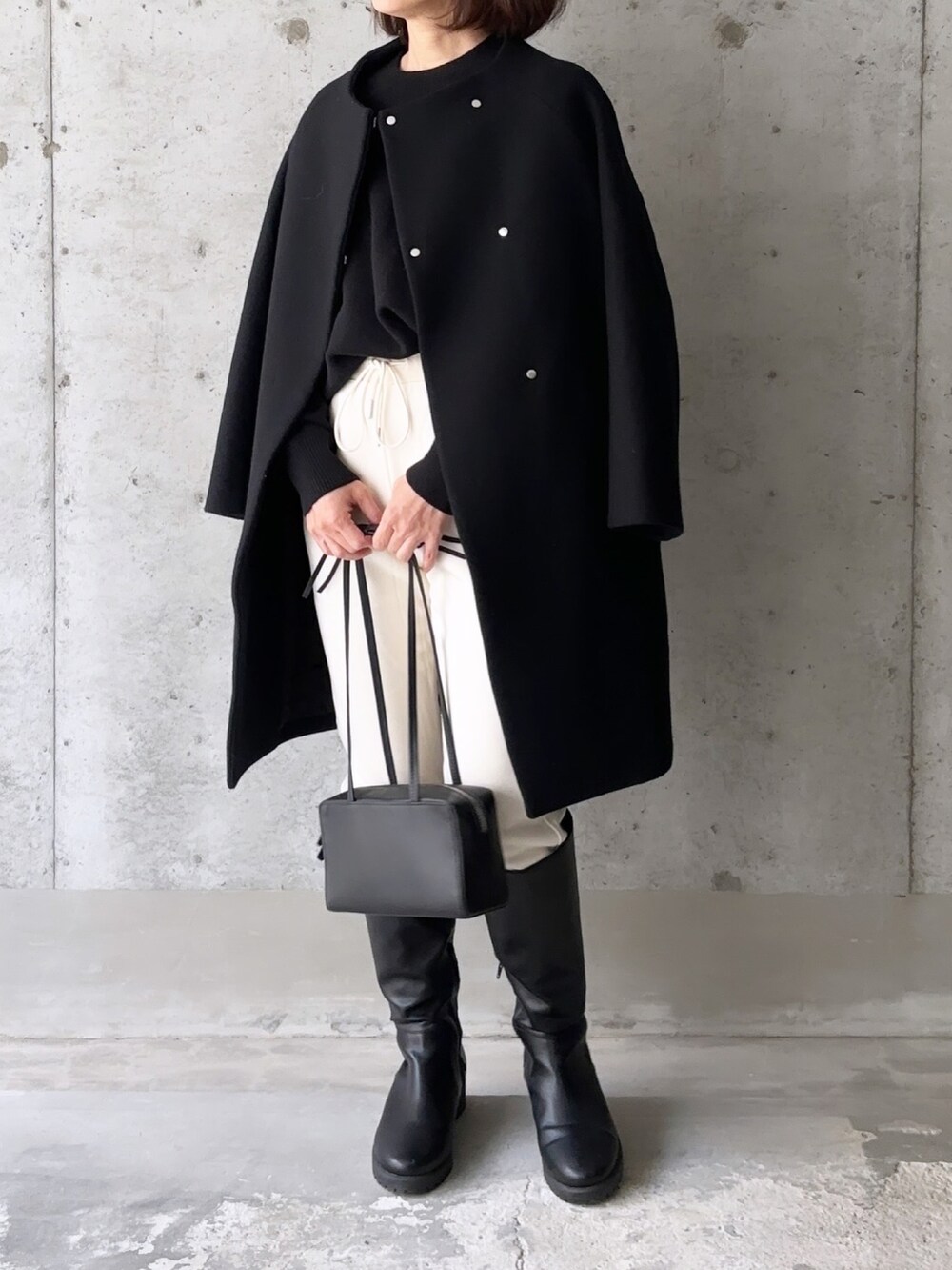 「スウェット、スウェットパンツ、ブーツ、ノーカラーコート、冬コーデ、UNIQLO、ユニクロ、休日スタイル、お出かけコーデ、カジュアルコーデ」｜「mysticのボリュームロングブーツ（ブーツ、ブラック系）」を使った、ikmさん（レディース・158cm）の冬コーディネートの2枚目の写真