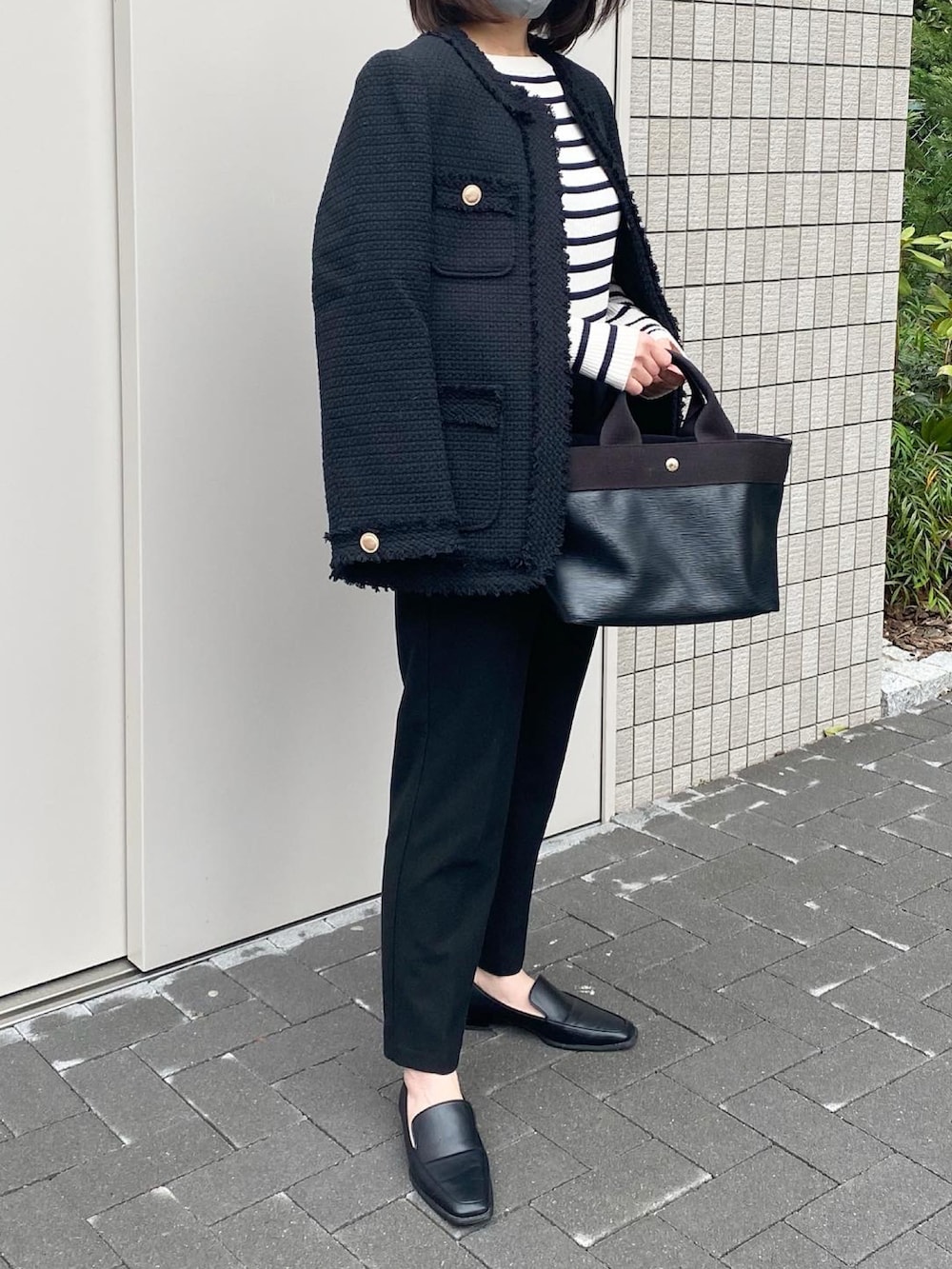 「休日スタイル、お出かけコーデ、ootd、大人カジュアル、ママファッション、シンプルコーデ、ボーダー、ツイード、ジャケット、ツイードジャケット、プチプラ、モノトーン」｜「Breath TOPKAPIの【TOPKAPI BREATH】リプルネオレザー・ミニトートバッグ【日本製】（トートバッグ、ブラック系）」を使った、ikmさん（レディース・158cm）の冬コーディネートの5枚目の写真