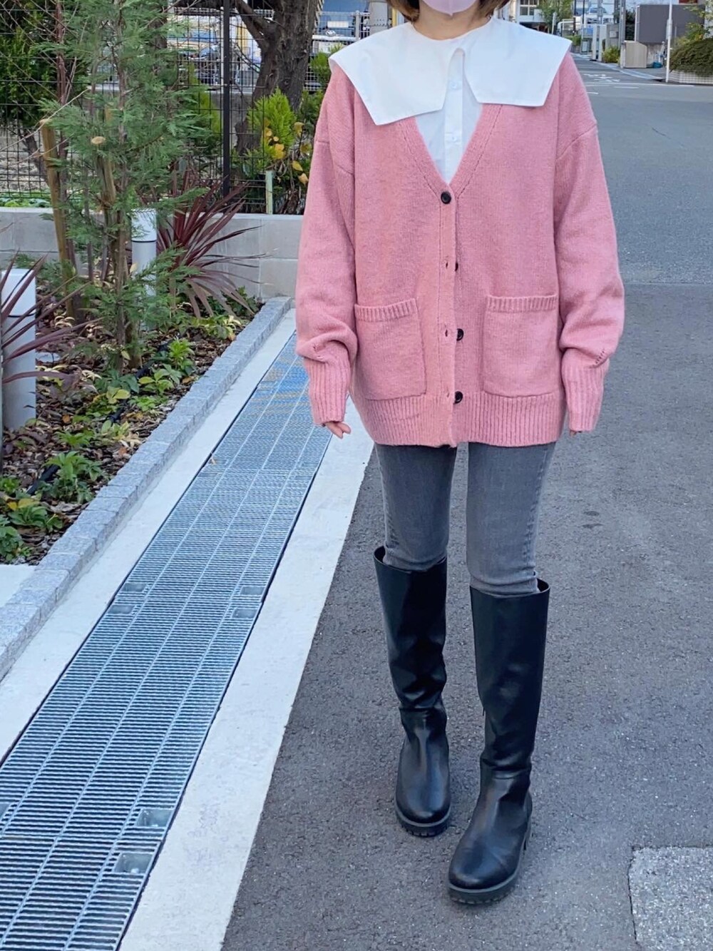 「クリスマスに着たい服、カジュアルコーデ、カーディガン、セーラーカラー、ブラウス、スキニーデニム、ブーツ、大人コーデ、プチプラ、カジュアルガーリー、ピンク、デニム」｜「mysticのボリュームロングブーツ（ブーツ、ブラック系）」を使った、ikmさん（レディース・158cm）の冬コーディネートの3枚目の写真