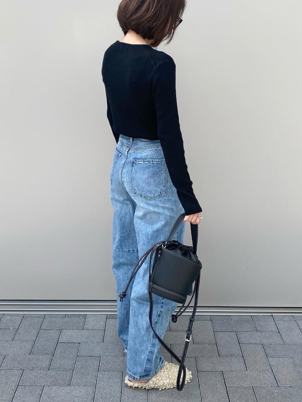 「秋服まるっと大公開、バルーンデニム、カーブデニム、デニム、デニムパンツ、休日コーデ、秋のコーデ、楽チンコーデ、シンプル、大人コーデ、ファーサンダル、リブニット、カジュアルコーデ」｜「LAROUTEの【WEB限定】ファーミュール（サンダル、ホワイト系）」を使った、ikmさん（レディース・158cm）の秋コーディネートの2枚目の写真
