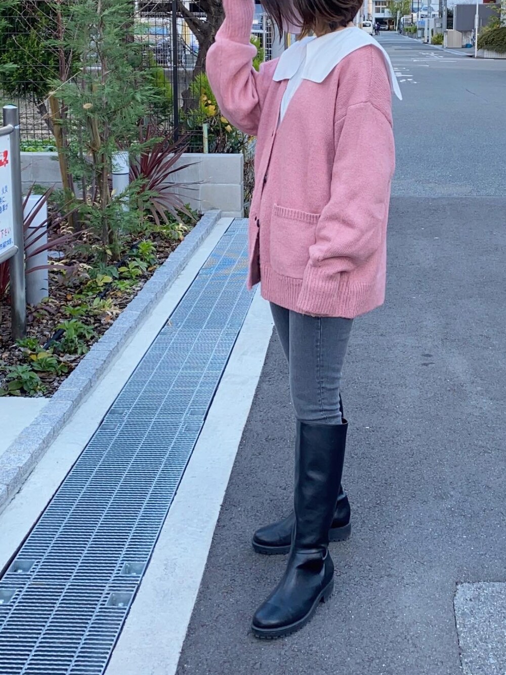 「クリスマスに着たい服、カジュアルコーデ、カーディガン、セーラーカラー、ブラウス、スキニーデニム、ブーツ、大人コーデ、プチプラ、カジュアルガーリー、ピンク、デニム」｜「mysticのボリュームロングブーツ（ブーツ、ブラック系）」を使った、ikmさん（レディース・158cm）の冬コーディネートの2枚目の写真